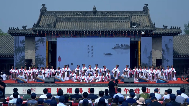 古镇过端午，，，，，，平安得福禄。。。。。大锅粽子万人品，，，，，，古镇端午活动多！